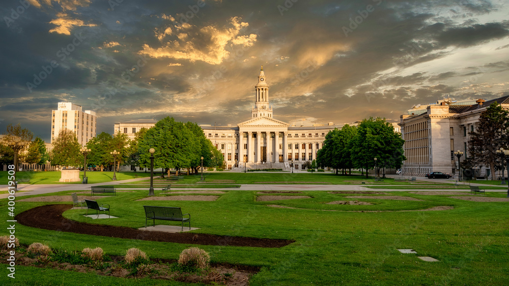 Obraz premium Courthouse in Denver Colorado at sunset with park