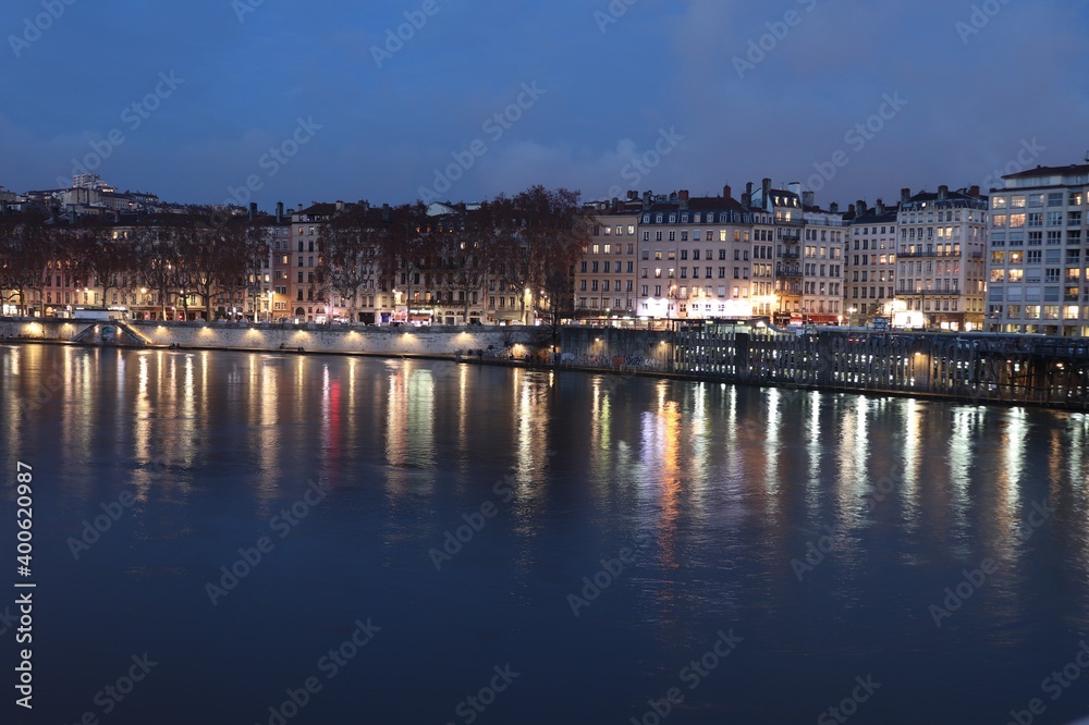 Fototapeta premium Le quai Saint Vincent à Lyon la nuit le long de la rivière Saône, ville de Lyon, département du Rhône, France