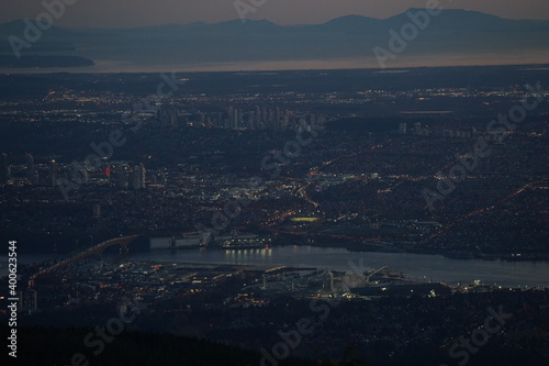 バンクーバー の夜景　夕景　俯瞰　街　眺め　グラウスマウンテンからの眺め　眺望 © Yuko