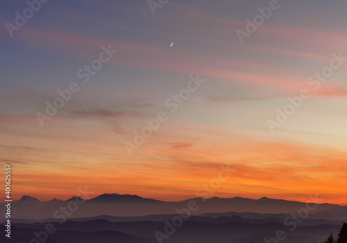 Tramonto sulle montagne, colline e valli dell'Appennino con la luna nel cielo © GjGj