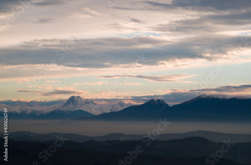 Montagne innevate degli Appennini in un luminoso tramonto invernale © GjGj