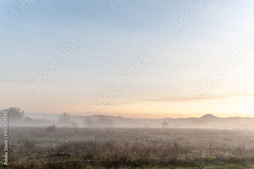 Sonnenaufgang mit Nebel in Naturschutzgebiet mit Hügelkette schwäbische Alb