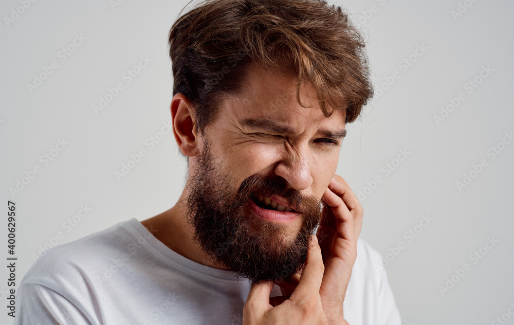 bearded man health problems dental pain injury