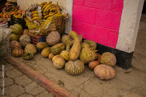 calabazas  maduro de diferentes tamaños  photo