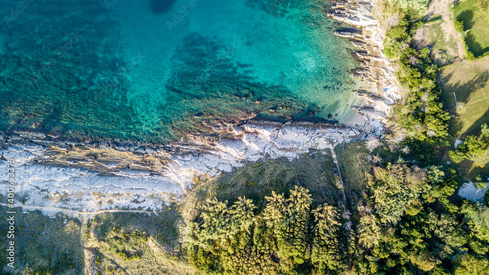 Drohnenaufnahme in Istrien in Kroatien am Strand aus Stein am Meer