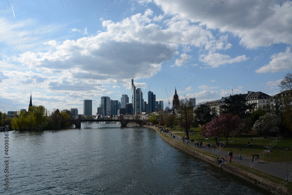 Obraz premium View on Frankfurts Skyline, seen from a bridge over the river Main
