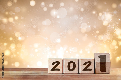 Das Jahr 2021 wird besser - goldener Bokeh Hintergrund (genug Textfreiraum für IHre Botschaft)