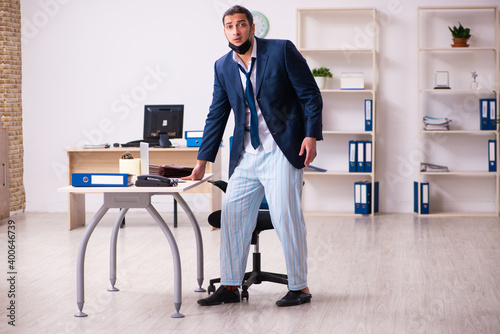 Young male employee during pandemic at workplace © Elnur