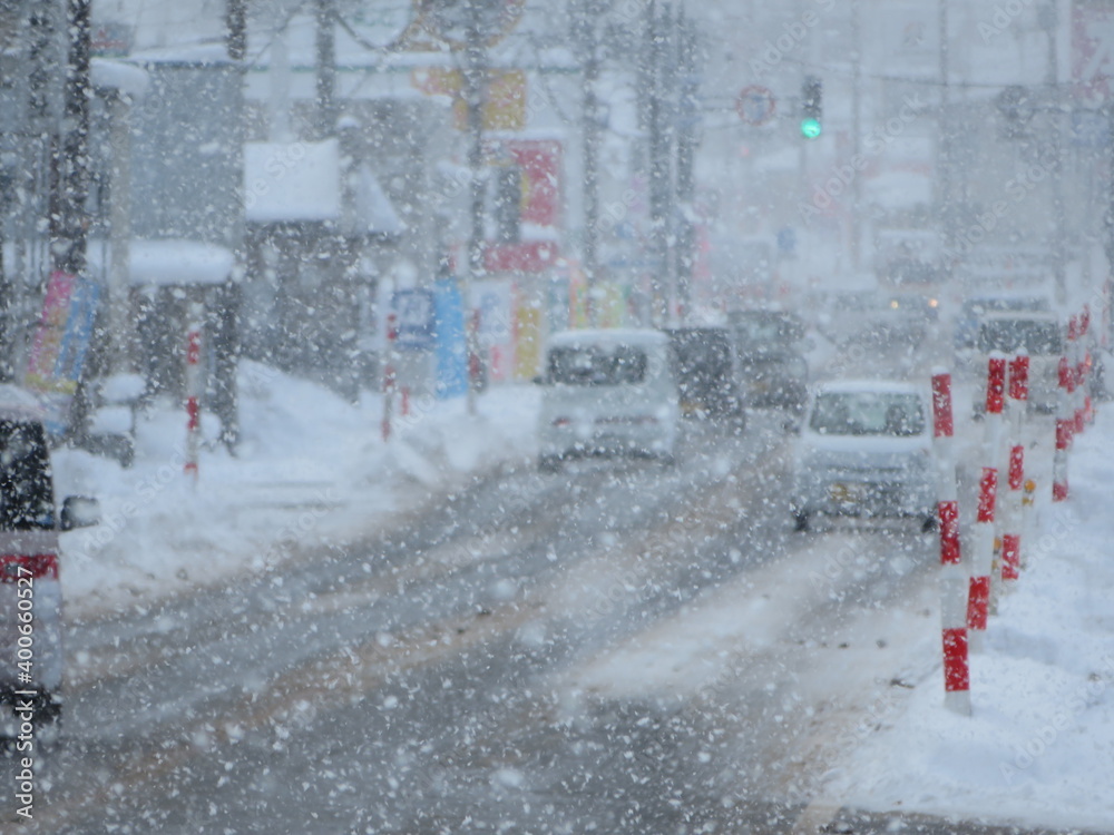冬 雪が降る道路 自動車の運転 東北 秋田県 冬 雪が降る道路 自動車の運転 東北 秋田県