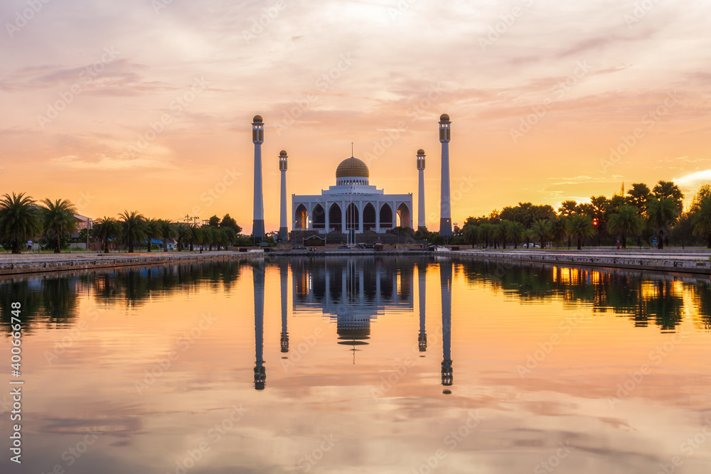 Obraz premium Landscape of beautiful sunset sky at Central Mosque, Songkhla province, Thailand