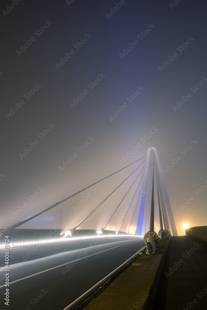 Obraz premium bridge over water whit fog