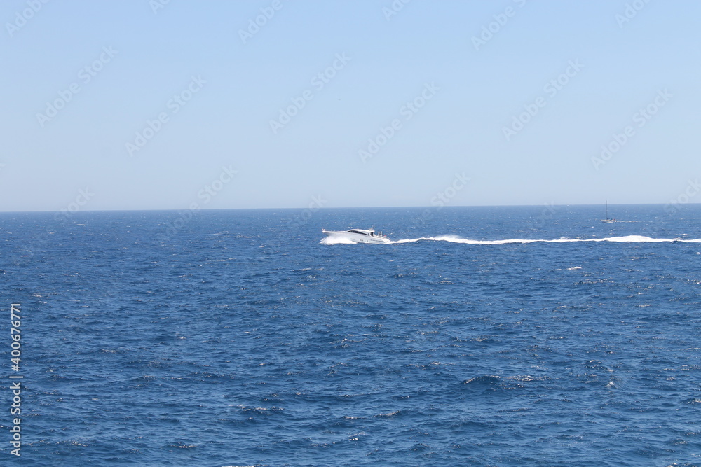 Barco en velocidad en el océano a distancia