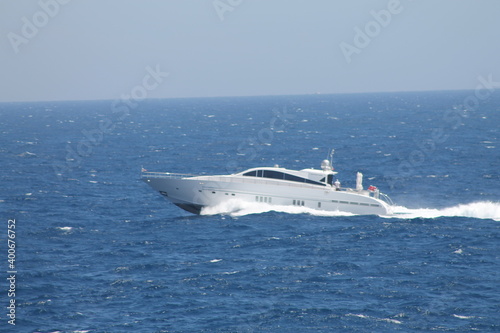 Barco en velocidad en el océano © Andres