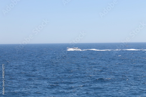 Barco en velocidad en el océano a distancia © Andres