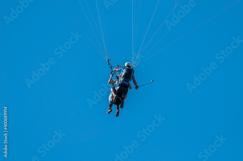 Parapentiste dans le ciel Aveyronnais au dessus du viaduc de Millau. 