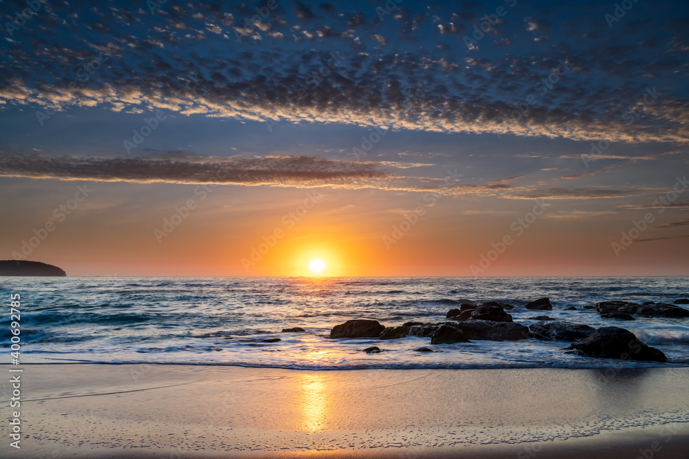 Obraz premium Beautiful sunrise with high cloud at the seaside