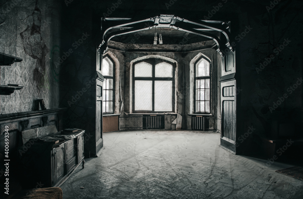 Obraz premium An old hall in an abandoned manor. Beautiful interior in an abandoned building.
