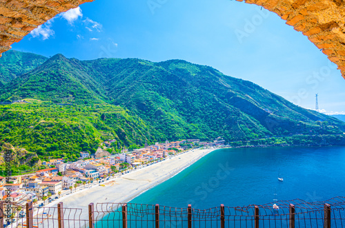 Foto Cityscape of Scilla village with sandy beach of Tyrrhenian sea bay gulf coast sh