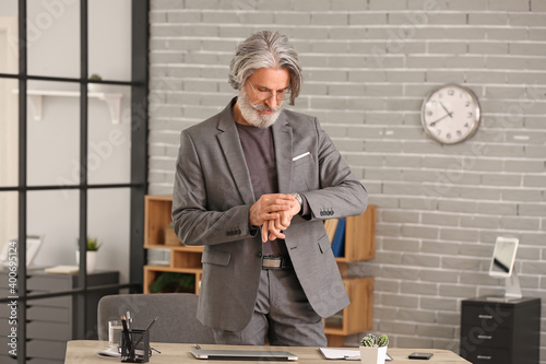 Senior businessman working ...