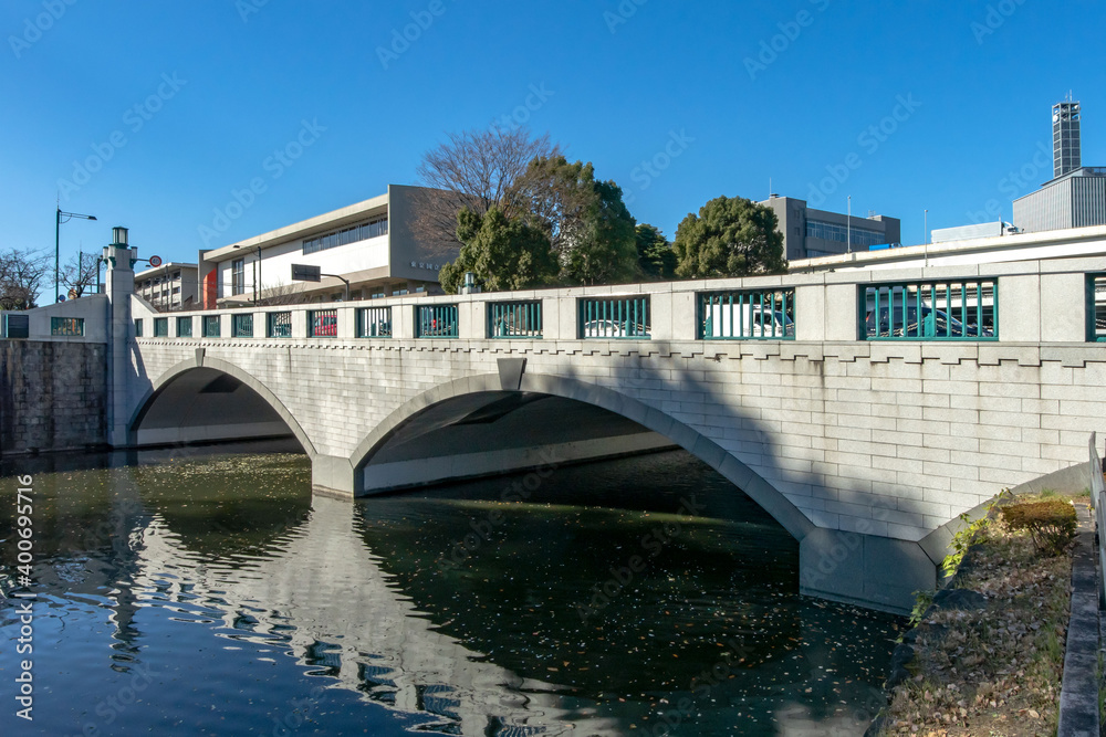Naklejka premium 東京都千代田区北の丸公園の竹橋付近