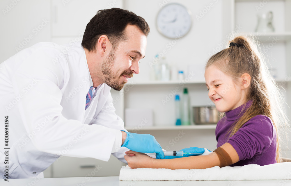 Obraz premium Male ready to make injection to teenage female visitor in hospital
