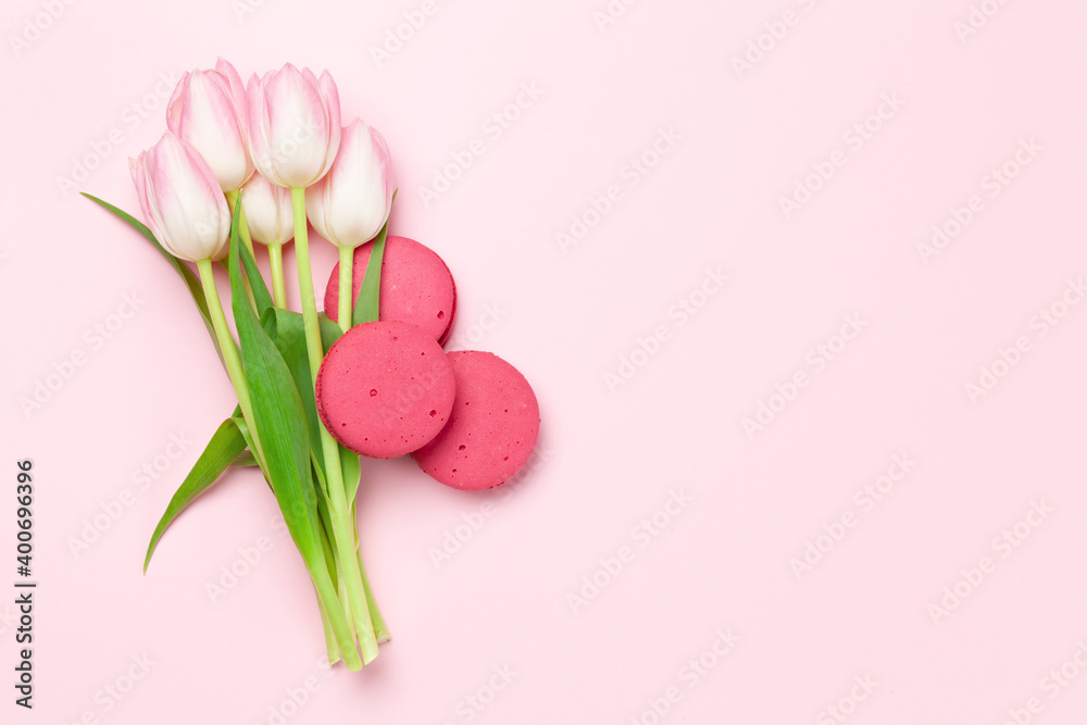 Fototapeta premium Tulip flowers and macaroon cookies
