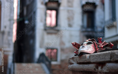 Una maschera antica in un quartiere di Venezia photo