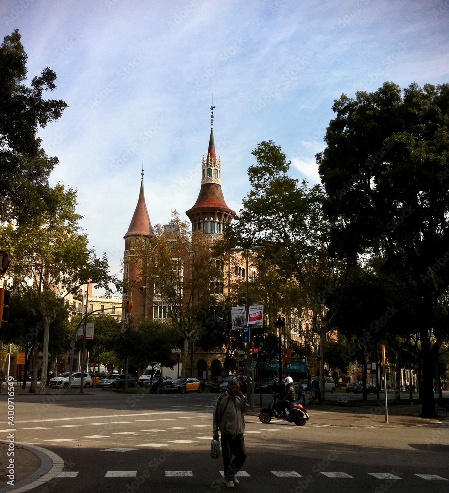 Obraz premium buildings like castle in the city behind trees