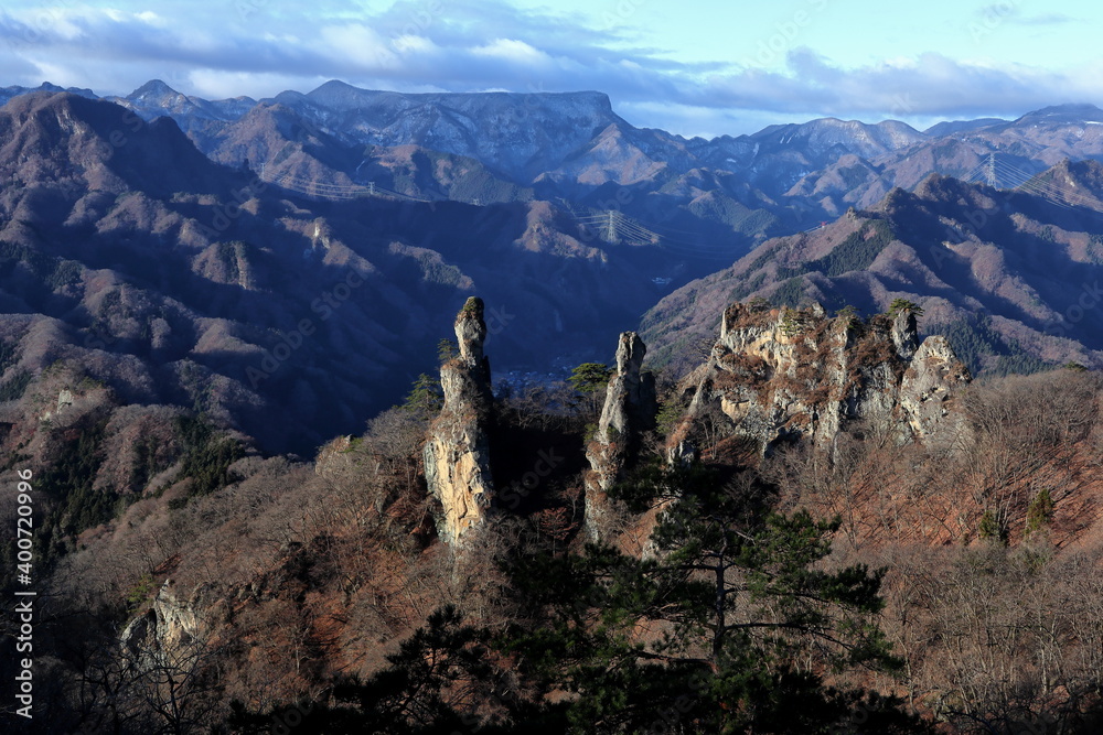 Mountains and strange rocks dyed by the sunrise / 朝焼けに染まる山々と奇岩 (群馬県・御堂山)
