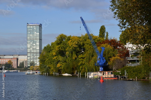 Spreeufer an der Halbinsel Stralau im Herbst, Lichtenberg, Berlin