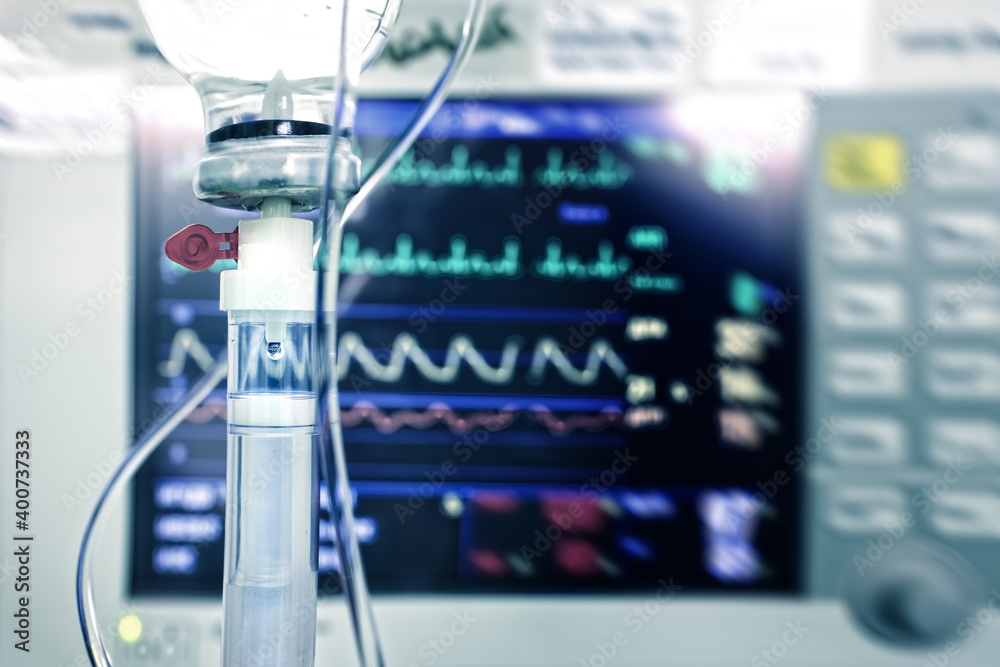 Φωτογραφία IV drip against the heart monitor as a concept of rescue emergency care in hospi