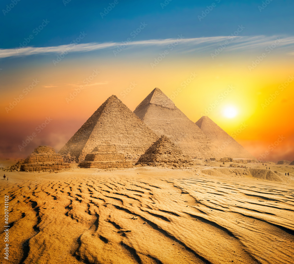 Naklejka premium Pyramids in sand desert