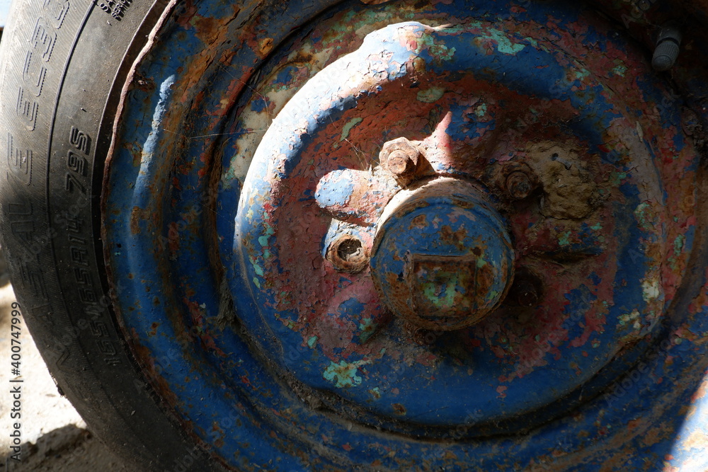 Rusty old wheels, broken tires, warped wheels, rusted nuts, old cars that have been parked for a long time until they rot.