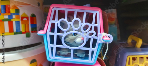 Kot zabawka zamknięty w zabawkowym transporterze. Kolorowe wesołe i zabawne zdjęcie.