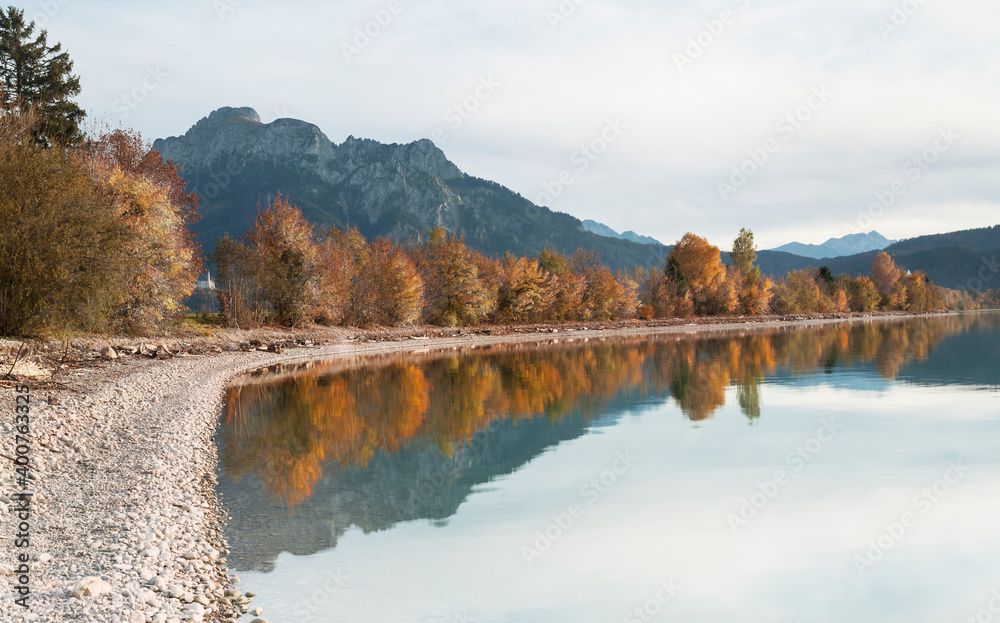 Wasserspiegelung am Forggensee im Herbst