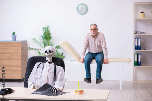 Old man visiting dead doctor radiologist