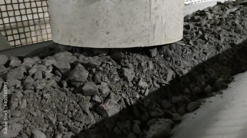 horizontal conveyor in operation