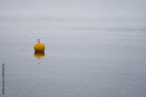 Obraz na płótnie Gelbe Boje im Nebel am See w salonie