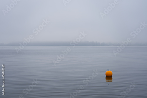 Obraz na płótnie Gelbe Boje im Nebel am See w salonie
