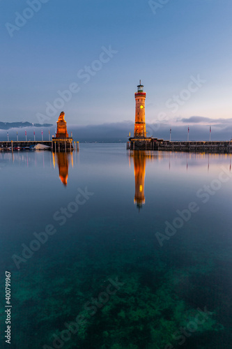 Hafeneinfahrt Lindau Bodensee zur Blauen Stunde