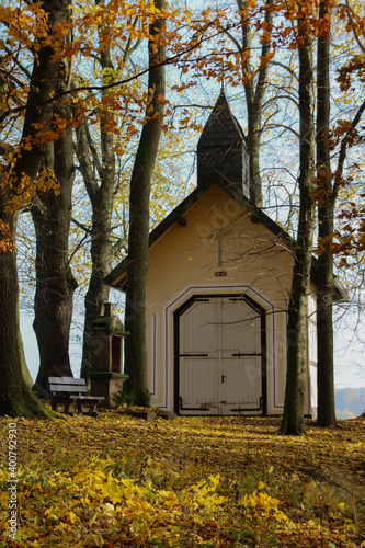 Kapelle im Herbst © DeMitoBella