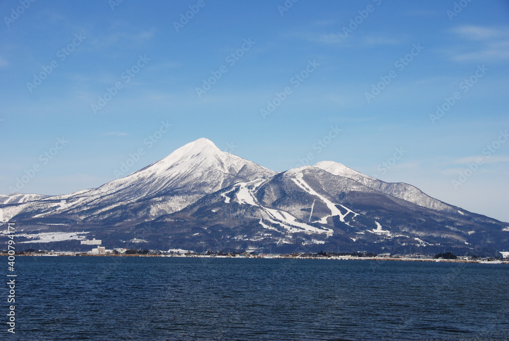 冬晴れの会津磐梯山と猪苗代湖