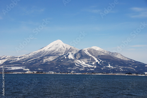 Wallpaper Mural 冬晴れの会津磐梯山と猪苗代湖 Torontodigital.ca