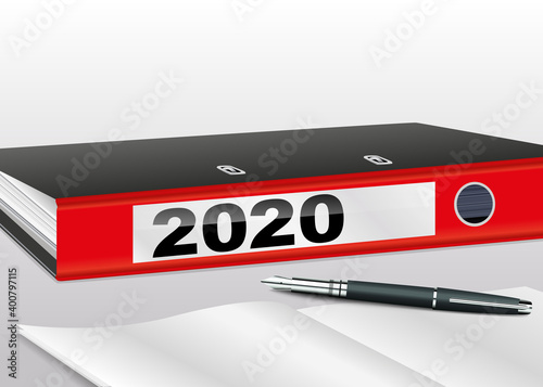 Concept de présentation d’un bilan d’entreprise pour l’année 2020 qui est vu au travers d’une loupe pour symboliser le travail d’analyse.