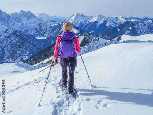 Karwendelgebirge - Frau mit Schneeschuhen