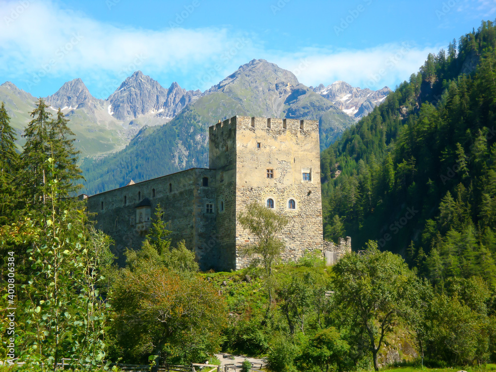 Berglandschaft mit Wald und Burg Berneck im Vordergrund