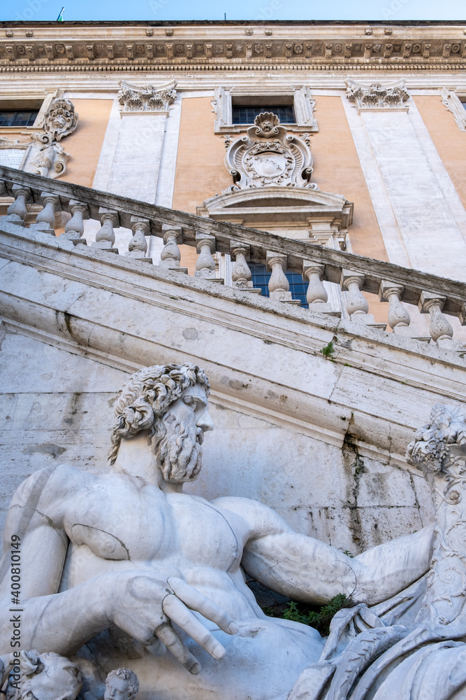 Piazza del Campidoglio, particolare della statua del Tevere in primo piano, inquadratura verticale.
