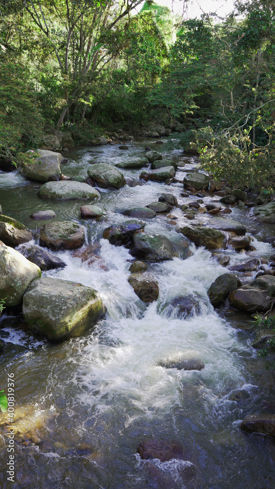 rio cercano a el pueblo Silvania, cundinamarca. lleno de piedras y naturaleza rio cercano a el pueblo Silvania, cundinamarca. lleno de piedras y naturaleza