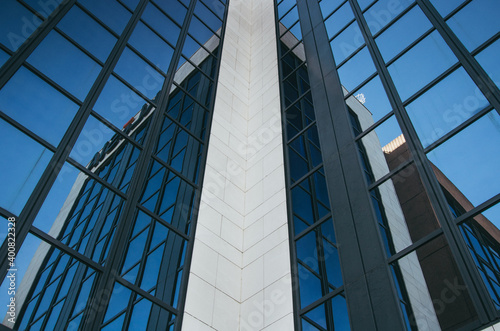 réflection dans des fenêtres de hauts buildings dans un quartier d'affaires dans une grande ville, une  tour, un gratte-ciel