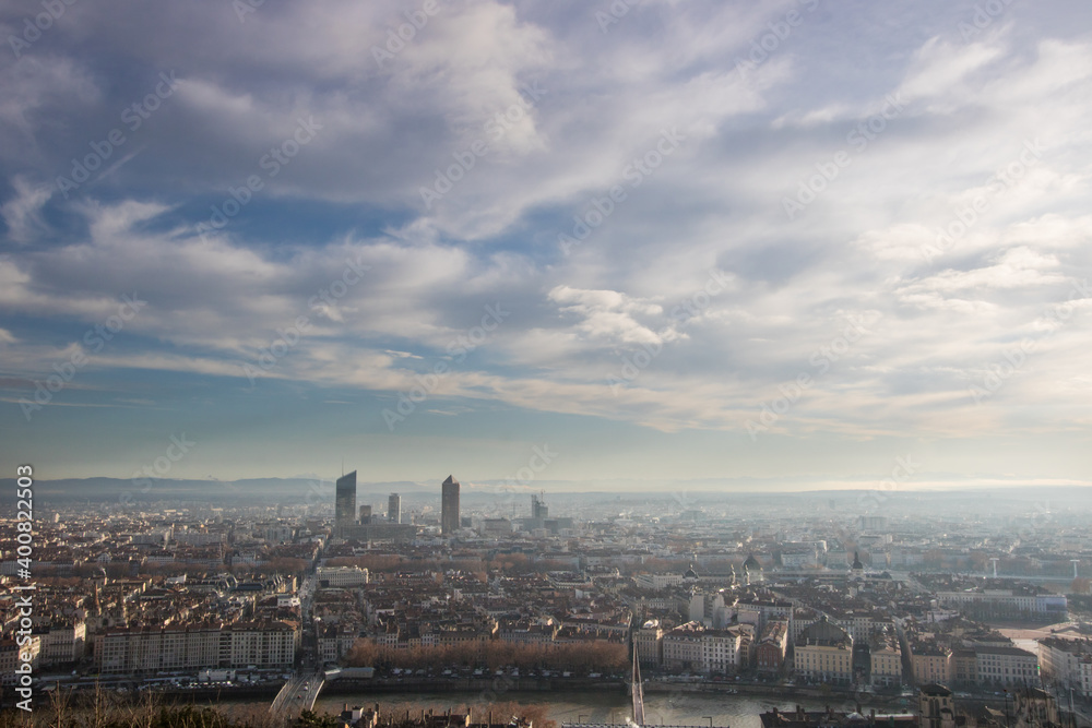 vue sur Lyon et sa banlieue: une grande ville de 
France avec ses problèmes de pollution de l'air